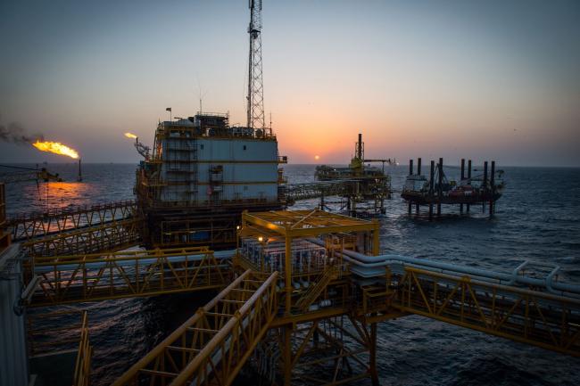 © Bloomberg. Gas flares burn from pipes aboard an offshore oil platform in the Persian Gulf's Salman Oil Field, operated by the National Iranian Offshore Oil Co., near Lavan island, Iran, on Thursday, Jan. 5. 2017.