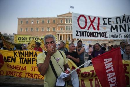 © Reuters/Alkis Konstantinidis. Anti-austerity demonstrators gather in front of parliament in Athens, July 22, 2015.