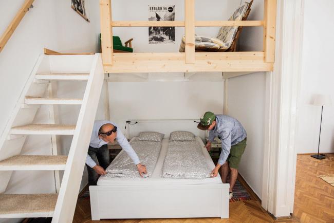 © Bloomberg. Owners of an AirBnb Inc. letting prepare the accommodation for the arrival of guests in an apartment in the seventh district of Budapest, Hungary, on Monday, July 13, 2020.