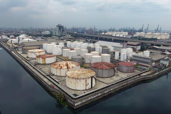 © Bloomberg. Fuel storage tanks stand at a PT Pertamina facility in this aerial photograph taken above Tanjung Priok Port in Jakarta, Indonesia on Tuesday, April 21, 2020.  Photographer: Dimas Ardian/Bloomberg