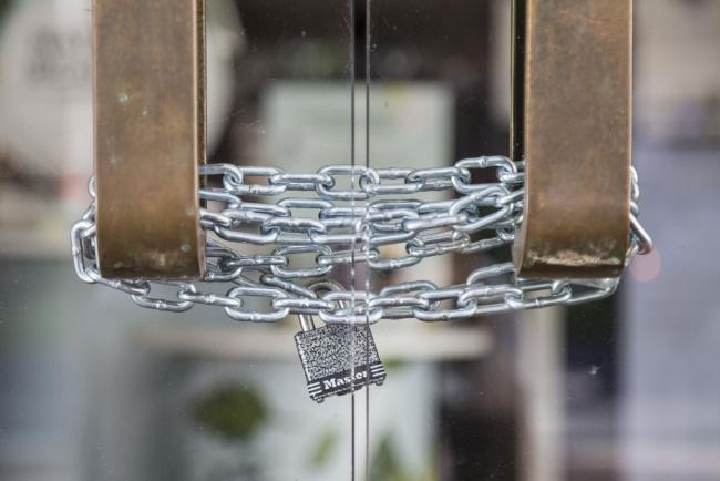 © Bloomberg. A chain and lock secures an entrance at a Macy's Inc. location temporarily closed in Honolulu, Hawaii, U.S., on Monday, May 11, 2020. Hawaii reports no new virus cases for the first time in nearly two months, the Associated Press reported. Photographer: Marie Eriel Hobro/Bloomberg