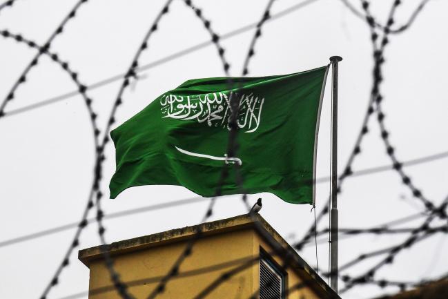 &copy Bloomberg. The Saudi Arabian flag is seen behind barbed wire as it flies on the roof at the Saudi Arabian consulate in Istanbul on October 14, 2018.  Photographer: Ozan Kose/AFP/Getty Images