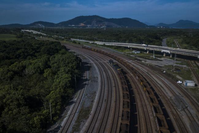 © Bloomberg. A freight train carrying iron ore travels towards a port in Rio de Janeiro, Brazil, on Monday, March 19, 2018. Estimates and vessel-tracking data show iron ore supplies from the biggest shippers Australia and Brazil will likely rise this quarter compared with a year earlier. Photographer: Dado Galdieri/Bloomberg