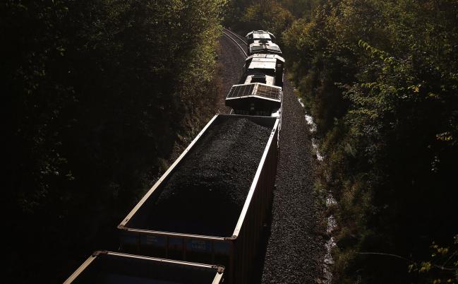 © Bloomberg. An eastbound coal train passes through Waddy, Kentucky.