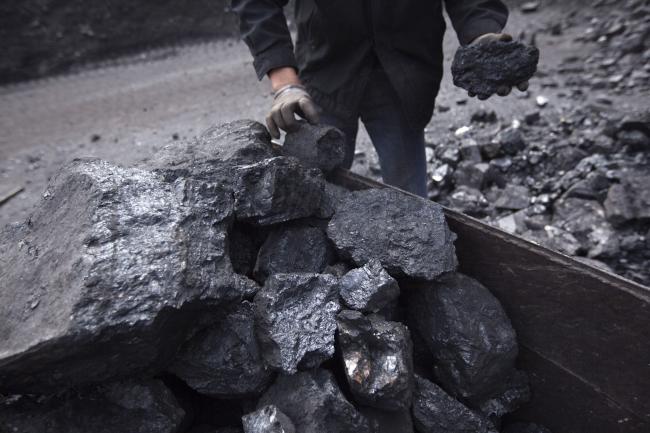 © Bloomberg. A worker sorts coal in Shanxi Province, China, on Thursday, March 24, 2011.