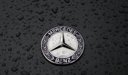 © Reuters. The logo of German car manufacturer Mercedes-Benz, a subsidiary of Daimler AG, is pictured covered with raindrops at a Mercedes-Benz branch in Frankfurt, Oct. 23, 2013. The U.S. division of the German automaker is heading south, according to numerous media reports. It has been in New Jersey since 1972.