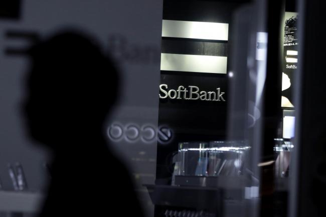 © Bloomberg. The SoftBank Corp. logo is displayed inside a store in Tokyo, Japan, on Tuesday, April 14, 2020. SoftBank Group forecast a record 1.35 trillion yen ($12.5 billion) operating loss for the fiscal year ended in March, a sign of how badly Masayoshi Son's bets on technology startups have been battered in recent months. Photographer: Kiyoshi Ota/Bloomberg