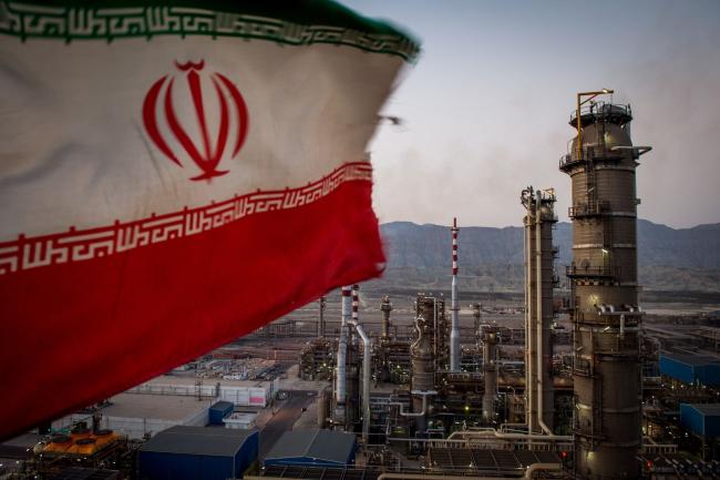 © Bloomberg. An Iranian national flag flies at the Persian Gulf Star Co. (PGSPC) gas condensate refinery in Bandar Abbas, Iran, on Wednesday, Jan. 9. 2019. The third phase of the refinery begins operations next week and will add 12-15 million liters a day of gasoline output capacity to the plant, Deputy Oil Minister Alireza Sadeghabadi told reporters.