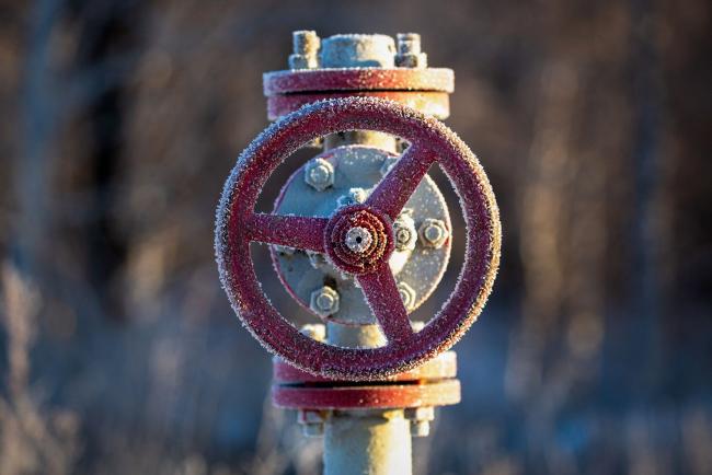 © Bloomberg. A valve control wheel connected to crude oil pipework in an oilfield near Dyurtyuli, in the Republic of Bashkortostan, Russia, on Thursday, Nov. 19, 2020. The flaring coronavirus outbreak will be a key issue for OPEC+ when it meets at the end of the month to decide on whether to delay a planned easing of cuts early next year.