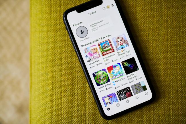 © Bloomberg. Roblox Corp. website home screen on a smartphone arranged in Little Falls, New Jersey, U.S., on Wednesday, Dec. 9, 2020. Roblox designs and develops online games such as internet three-dimensional and tutorial games. Photographer: Gabby Jones/Bloomberg