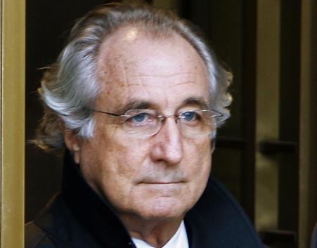 © Reuters. Bernard Madoff exits the Manhattan federal court house in New York in this January 14, 2009 file photo.