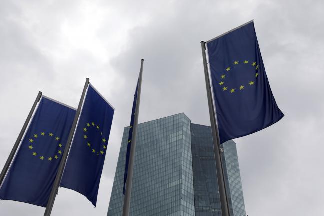 © Bloomberg. Flags of the European Union (EU) fly outside the European Central Bank (ECB) headquarters ahead of the bank's rate announcement in Frankfurt, Germany, on Thursday, July 16, 2020. European Central Bank officials will meet Thursday aware that while they’ve probably done enough to fight the coronavirus crisis for now, they face an uneasy summer.