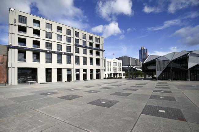 © Bloomberg. WELLINGTON, NEW ZEALAND - MARCH 26: A general view of the New Zealand Stock Exchange building during the first day of a nationwide lockdown on March 26, 2020 in Wellington, New Zealand. New Zealand has gone into lockdown as the government imposes tough restrictions to stop the spread of COVID-19 across the country. Prime Minister Jacinda Ardern on Wednesday declared a State of National Emergency which came into effect at midnight along with lockdown measures. An Epidemic Notice has also been issued to help ensure the continuity of essential Government business. Under the COVID-19 Alert Level Four measures, all non-essential businesses are closed, including bars, restaurants, cinemas and playgrounds. Schools are closed and all indoor and outdoor events are banned. Essential services will remain open, including supermarkets and pharmacies. Lockdown measures are expected to remain in place for around four weeks, with Prime Minister Jacinda Ardern warning there will be zero tolerance for people ignoring the restrictions, with police able to enforce them if required. New Zealand currently has 205 confirmed cases of COVID-19. (Photo by Hagen Hopkins/Getty Images)