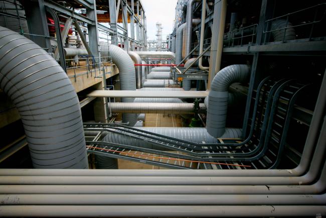 © Bloomberg. Gas pipes run through a plant at the Queensland Curtis Liquefied Natural Gas (QCLNG) project site, operated by QGC Pty, a unit of Royal Dutch Shell Plc, in Gladstone, Australia, on Wednesday, June 15, 2016. Gas from more than 2,500 wells travels hundreds of miles by pipeline to the project, where it's chilled and pumped into 10-story-high tanks before being loaded onto massive ships. Photographer: Patrick Hamilton /Bloomberg