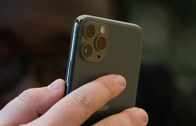 © Bloomberg. Triple‑camera lenses sit on the rear casing of an Apple Inc. iPhone 11 Pro smartphone inside the Regent Street Apple store during a product launch event in London, U.K., on Friday, Sept. 20, 2019. Apple's new iPhones with camera enhancements and improved battery life go on sale today.