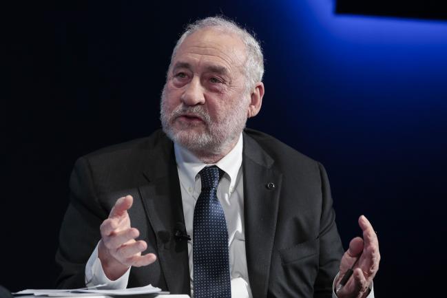 © Bloomberg. Joseph Stiglitz, economics professor at Columbia University, gestures as he speaks during a panel session on day three of the World Economic Forum (WEF) in Davos, Switzerland, on Thursday, Jan. 25, 2018. World leaders, influential executives, bankers and policy makers attend the 48th annual meeting of the World Economic Forum in Davos from Jan. 23 - 26. Photographer: Jason Alden/Bloomberg