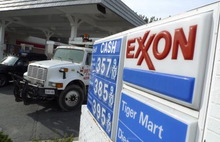 © Reuters. Warren Buffett's Berkshire Hathaway last quarter dumped its entire .7 billion investment in Exxon Mobil Corporation (NYSE:XOM) amid falling oil prices.<br />