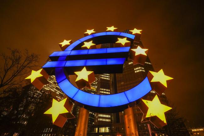 © Bloomberg. The Euro sculpture illuminated outside the Eurotower, the former headquarters of the European Central Bank (ECB) in Frankfurt, Germany, on Tuesday, Dec. 15, 2020. ECB Supervisory Board Chairman Andrea Enria said that the ECB is enabling payment of dividends within limits.