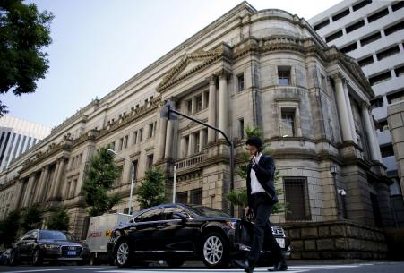© Reuters/Toru Hana. A man walks past the Bank of Japan (BOJ) building in Tokyo, June 24, 2015.