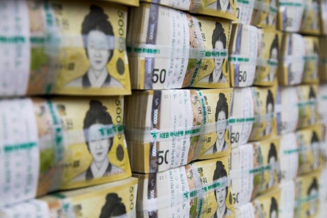 © Bloomberg. Genuine bundles of South Korean 50,000 won banknotes are arranged for a photograph at the Counterfeit Notes Response Center of KEB Hana Bank in Seoul, South Korea, on Monday, Aug. 14, 2017. The won advanced for the first day in four as top U.S. national security officials sought to damp down talk of am imminent war with North Korea following days of heightened rhetoric. Photographer: SeongJoon Cho/Bloomberg