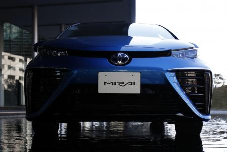 © Reuters. Toyota Motor Corp's new hydrogen fuel cell vehicle (FCV) sedan car 'Mirai', meaning 'future' in Japanese, is displayed during an unveiling event in Tokyo. Toyota has announced that it will release its patents for free use for the next five years.