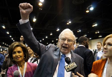 © Reuters/Rick Wilking. Berkshire Hathaway CEO Warren Buffett yells 'Go big red!', the Nebraska Cornhuskers chant, prior to the Berkshire annual meeting in Omaha, Nebraska, in this file photo taken May 2, 2015.