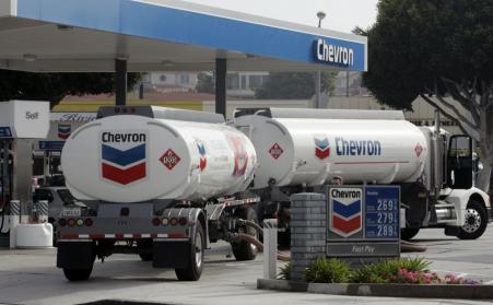 © Reuters. Chevron Corporation gasoline tank trucks deliver gas to a Chevron service station in Redondo Beach, California August 10, 2005.