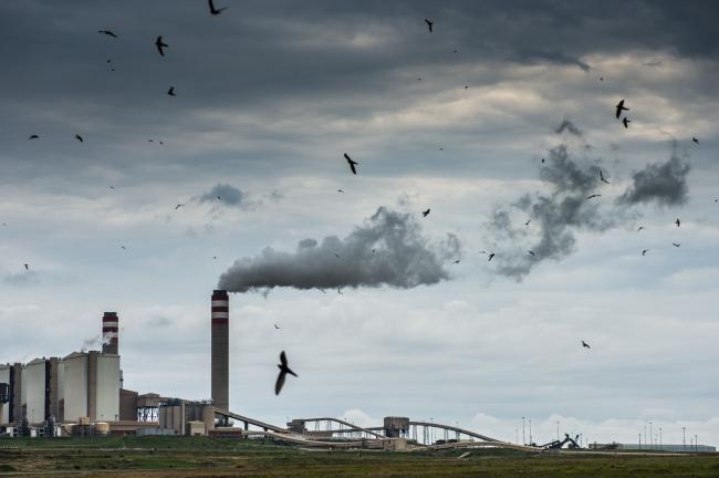 © Bloomberg. Emissions rise from a tower of the Eskom Holdings SOC Ltd. Kusile coal-fired power station in Mpumalanga, South Africa, on Monday, Dec. 23, 2019. The level of sulfur dioxide emissions in the Kriel area in Mpumalanga province only lags the Norilsk Nickel metal complex in the Russian town of Norilsk, the environmental group Greenpeace said in a statement, citing 2018 data from NASA satellites.