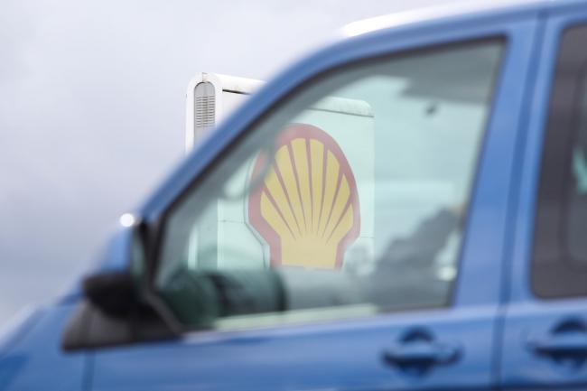 © Bloomberg. A Shell logo sits on a totem sign at a Royal Dutch Shell Plc petrol filling station in Ewell, U.K., on Wednesday, Sept. 30, 2020. Royal Dutch Shell Plc will cut as many as 9,000 jobs as Covid-19 accelerates a company-wide restructuring into low-carbon energy. Photographer: Chris Ratcliffe/Bloomberg
