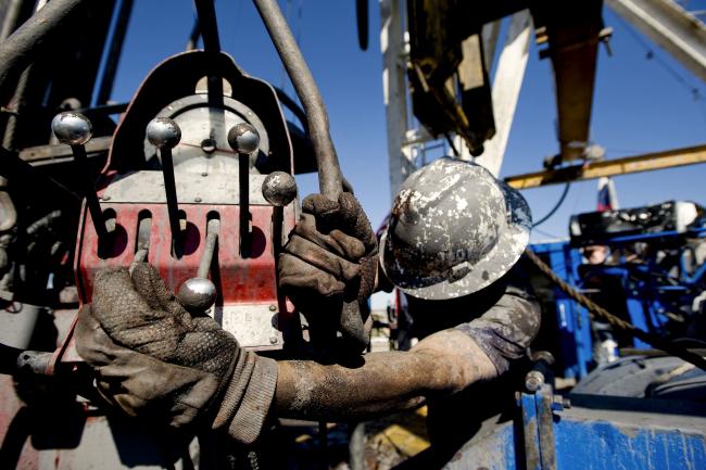 © Bloomberg. A Chesapeake Energy Corp. natural gas rig near Kennendale, Texas in 2009.