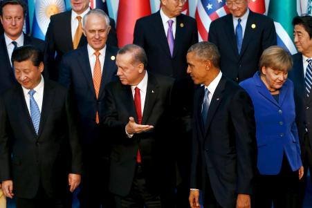 © Reuters. U.S. President Barack Obama with (from left) China's President Xi Jinping, Turkey's President Recep Tayyip Erdoğan and Germany's Chancellor Angela Merkel at the G20 summit in Antalya, Turkey, Sunday, Nov. 15, 2015. British Prime Minister David Cameron (left) and Japanese Prime Minister Shinzo Abe are behind them. From there, Obama heads to Manila and Kuala Lumpur for summits with Asia-Pacific leaders.