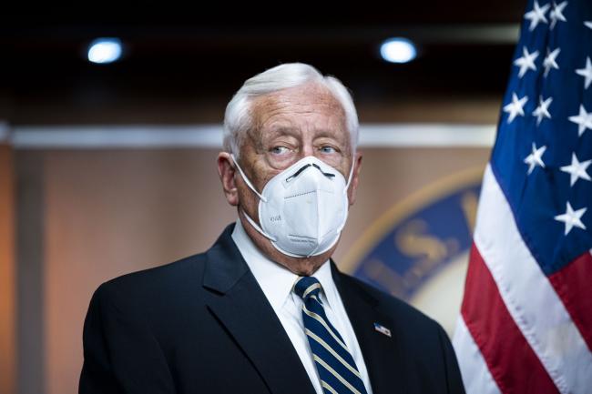 © Bloomberg. House Majority Leader Steny Hoyer, a Democrat from Maryland, wears a protective mask during a news conference at the U.S. Capitol in Washington, D.C., U.S., on Wednesday, Nov. 18, 2020. House Democrats voted to stick with Nancy Pelosi as their leader and nominee for speaker, placing confidence in her to unite a fractious caucus despite surprise losses in this month’s election that have emboldened congressional Republicans.