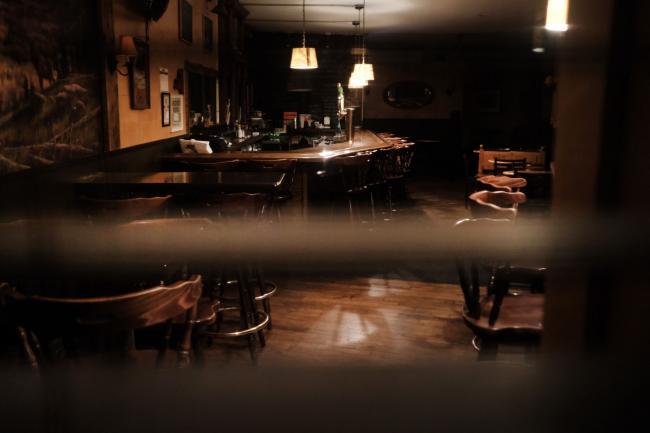 © Bloomberg. NEW YORK, NEW YORK - MARCH 16: A bar sits closed in the early evening in Brooklyn after a decree that all bars and restaurants shutdown by 8 pm in New York City as much of the nation slows and takes extra precautions due to the continued spreading of the coronavirus on March 16, 2020 in New York City, United States. Across the country schools, businesses and places of work have either been shut down or are restricting hours of operation as Americans try to slow the spread of COVID-19. (Photo by Spencer Platt/Getty Images)