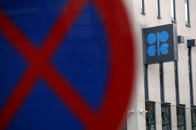 © Bloomberg. An OPEC sign hangs outside the OPEC Secretariat ahead of the 177th Organization Of Petroleum Exporting Countries (OPEC) meeting in Vienna, Austria, on Wednesday, Dec. 4, 2019. Crude supplies from OPEC’s Middle East oil exporters, excluding Iran, fell to their lowest level since July, as the group’s ministers gathered in Vienna to decide the next steps in their pact with a band of non-OPEC countries that aims to limit supply. Photographer: Stefan Wermuth/Bloomberg