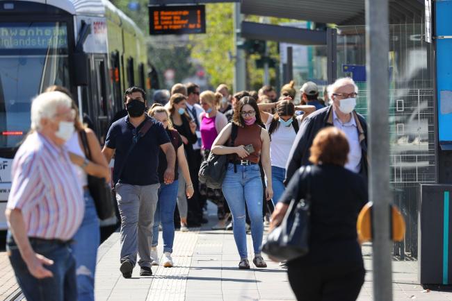 © Bloomberg. Travelers wearing protective face masks alight from a tram in Frankfurt, Germany, on Wednesday, Aug. 19, 2020. Germany recorded the highest number of new coronavirus cases in nearly four months, fueling fears about a resurgence of infections across Europe. Photographer: Alex Kraus/Bloomberg