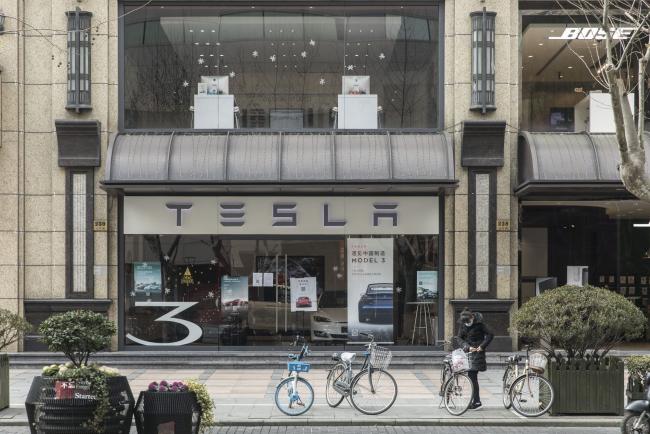 © Bloomberg. A closed Tesla Inc. store in Shanghai, China. Photographer: Qilai Shen/Bloomberg