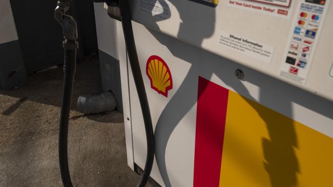 © Bloomberg. The Royal Dutch Shell logo is seen on a fuel pump at a gas station in Crestwood, Kentucky, U.S., on Monday, April 27, 2020. Royal Dutch Shell is scheduled to release earnings figures on April 30. Photographer: Stacie Scott/Bloomberg