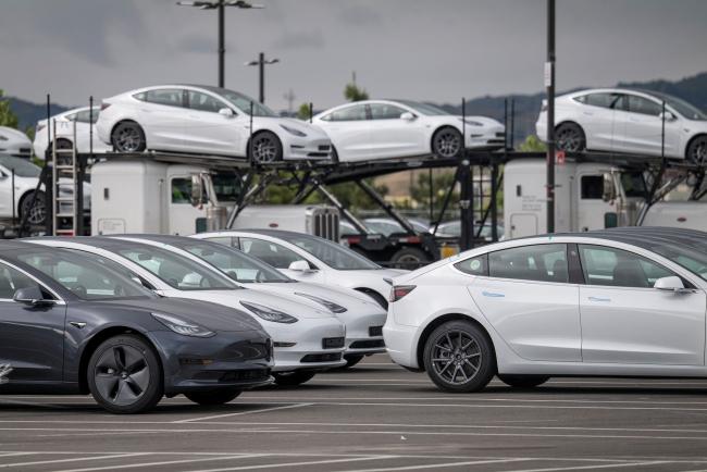 © Bloomberg. Tesla Inc. vehicles are parked at the company's assembly plant in Fremont, California, U.S., on Monday, May 11, 2020. Elon Musk restarted production at Tesla’s only U.S. car plant, flouting county officials who ordered the company to stay closed and openly acknowledging he was risking arrest for himself and his employees. Photographer: David Paul Morris/Bloomberg