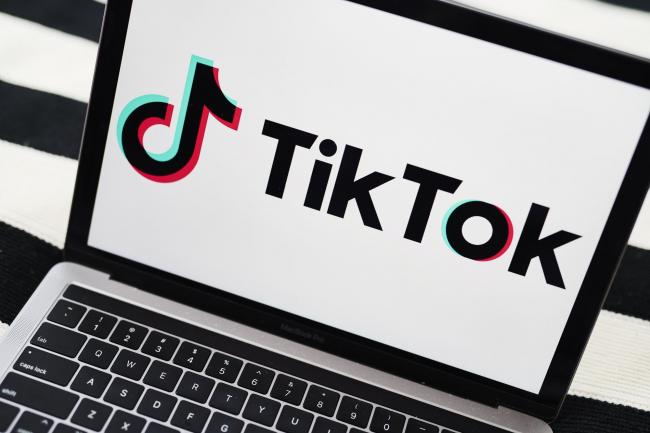 © Bloomberg. Signage for ByteDance Ltd.'s TikTok app is displayed on a laptop computer in an arranged photograph taken in the Brooklyn borough of New York, U.S., on Wednesday, July 1, 2020. India's unprecedented decision to ban 59 of China’s largest apps is a warning to China's tech giants, who for years thrived behind a government-imposed Great Firewall that kept out many of America’s best-known internet names. Photographer: Gabby Jones/Bloomberg