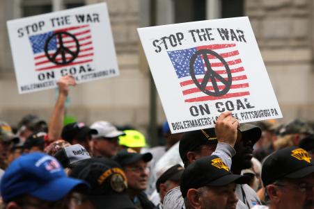 © Reuters. Members of United Mine Workers of America hold a rally outside the U.S. EPA headquarters in Washington in October 2014. The coal industry is expected to suffer another tumultuous year as natural gas prices and tighter federal pollution rules make it harder for coal to compete.