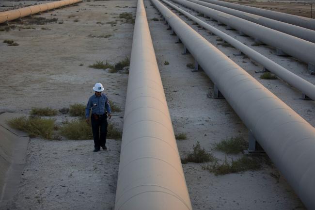 © Bloomberg. Crude oil pipeline at Ras Tanura oil refinery in Saudi Arabia.