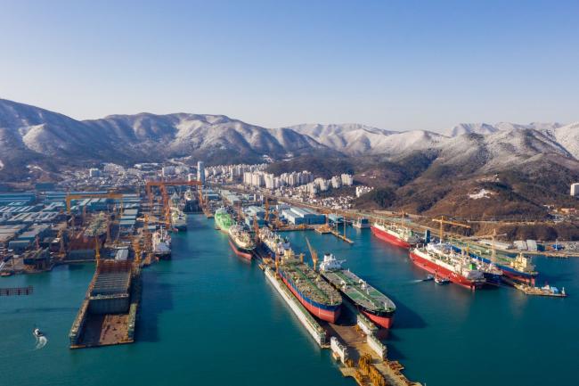 © Bloomberg. Ships sit under construction at the Daewoo Shipbuilding & Marine Engineering Co. shipyard in this aerial photograph taken in Geoje, South Korea, on Friday, Feb. 1, 2019. Hyundai Heavy Industries Group and Daewoo Shipbuilding's largest shareholder Korea Development Bank (KDB) signed a conditional MOU under which Hyundai Heavy Industries Co. will split into a holding company and an operating company. The holding company will buying KDB's 55.7 percent stake in Daewoo. Photographer: SeongJoon Cho/Bloomberg