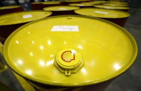 © Reuters/Sergei Karpukhin/Files. Filled oil drums are seen at Royal Dutch Shell Plc's lubricants blending plant in the town of Torzhok, north-west of Tver, in this Nov. 7, 2014, file photo.