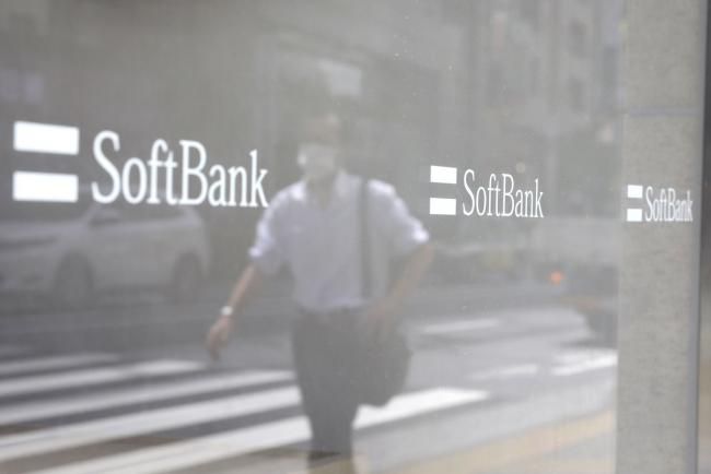 © Bloomberg. The SoftBank Corp. logo is displayed on a store window in Tokyo, Japan, on Friday, May 15, 2020. SoftBank Group Corp. expects to book a record 1.35 trillion yen ($12.5 billion) operating loss for the fiscal year ended March 31 when it reports results on Monday. Photographer: Kiyoshi Ota/Bloomberg