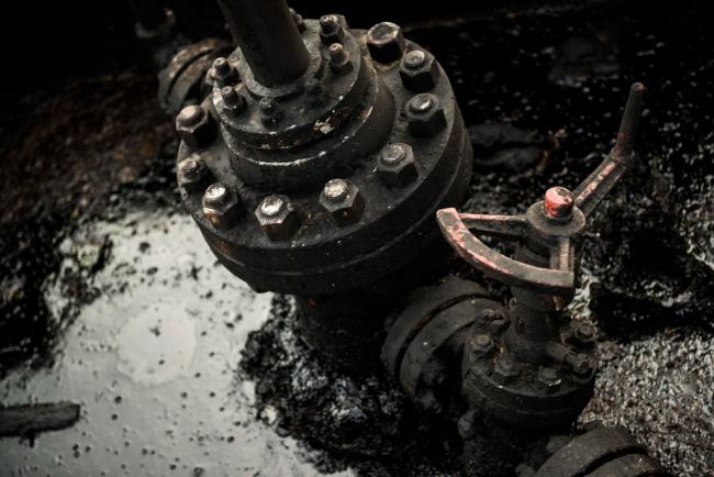 © Bloomberg. A red control valve sits on an oil pipe. Photographer: Akos Stiller/Bloomberg