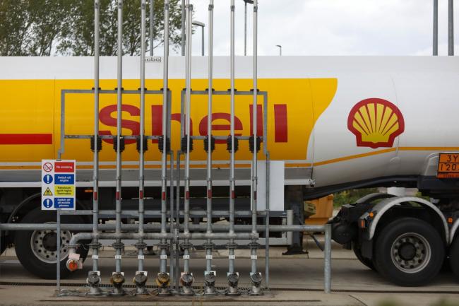 © Bloomberg. A Shell tanker sits parked at a Royal Dutch Shell Plc petrol filling station in Cobham, U.K., on Wednesday, Sept. 30, 2020. Royal Dutch Shell Plc will cut as many as 9,000 jobs as Covid-19 accelerates a company-wide restructuring into low-carbon energy. Photographer: Chris Ratcliffe/Bloomberg
