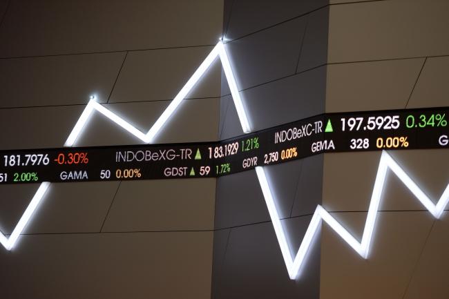 © Bloomberg. An electronic ticker board displays stock prices inside the Indonesia Stock Exchange (IDX) in Jakarta, Indonesia, on Friday, Jan. 15, 2016.  Photographer: Dimas Ardian/Bloomberg