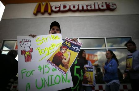 © Reuters. Labor demonstrators stand outside a McDonald's fast-food outlet in Los Angeles.