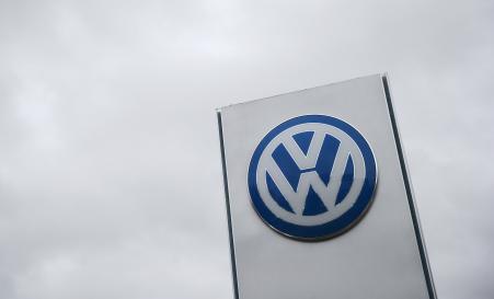 © Reuters. A VW sign is seen outside a Volkswagen dealership in London, Nov. 5, 2015.