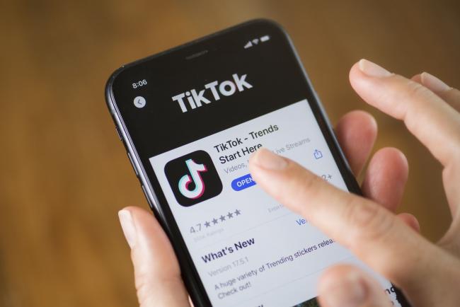 © Bloomberg. The download page for ByteDance Ltd.'s TikTok app is arranged for a photograph on a smartphone in Sydney, New South Wales, Australia, on Monday, Sept. 14, 2020. Oracle Corp. is the winning bidder for a deal with TikTok’s U.S. operations, people familiar with the talks said, after main rival Microsoft Corp. announced its offer for the video app was rejected. Photographer: Brent Lewin/Bloomberg